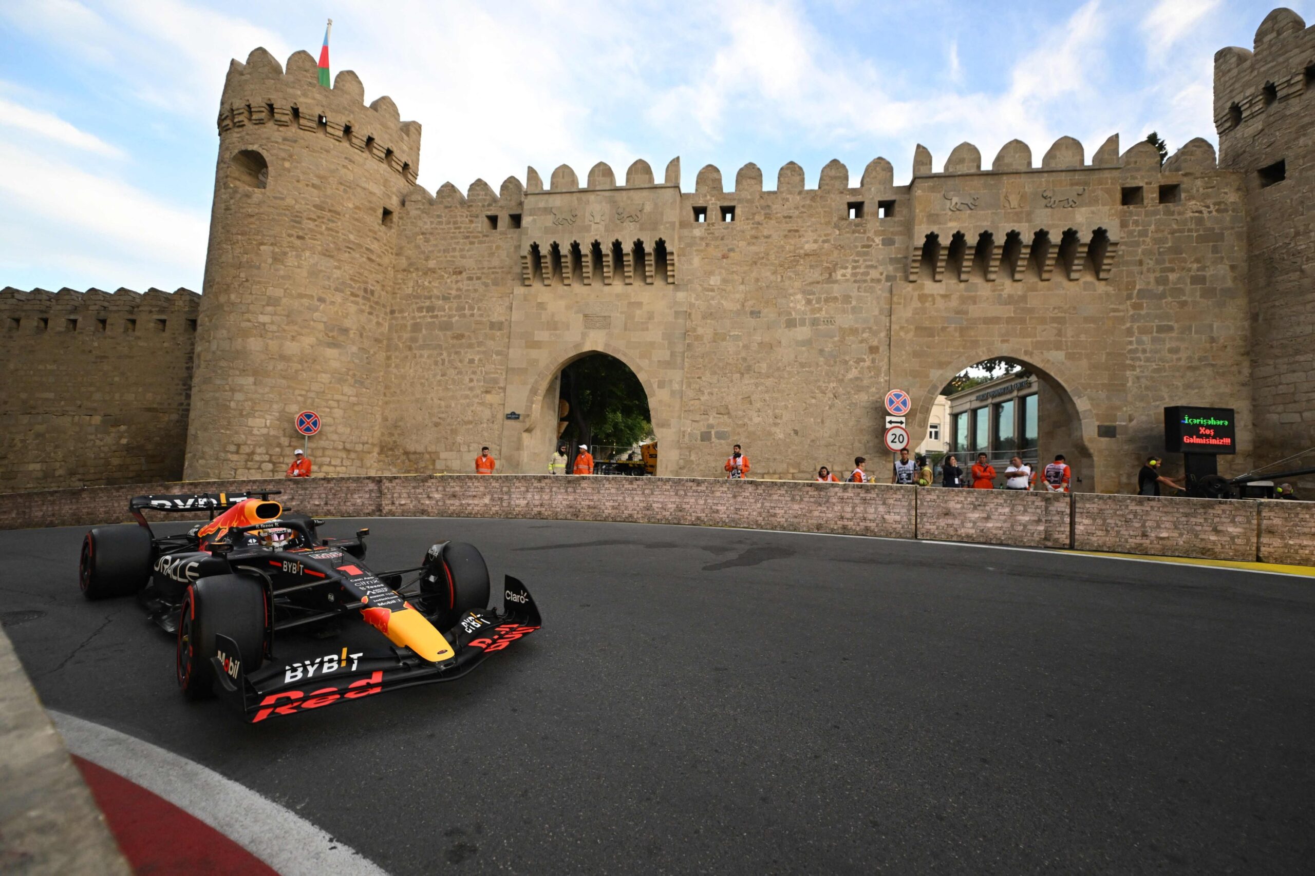 Imagem de um carro de F1 correndo na seção do castelo em Baku