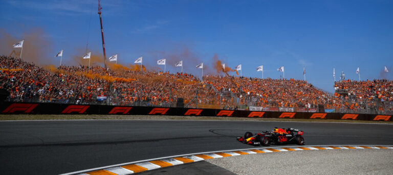 F1 Hoje, GP da Holanda de 2021. Carro da Redbull com plateia ao fundo.