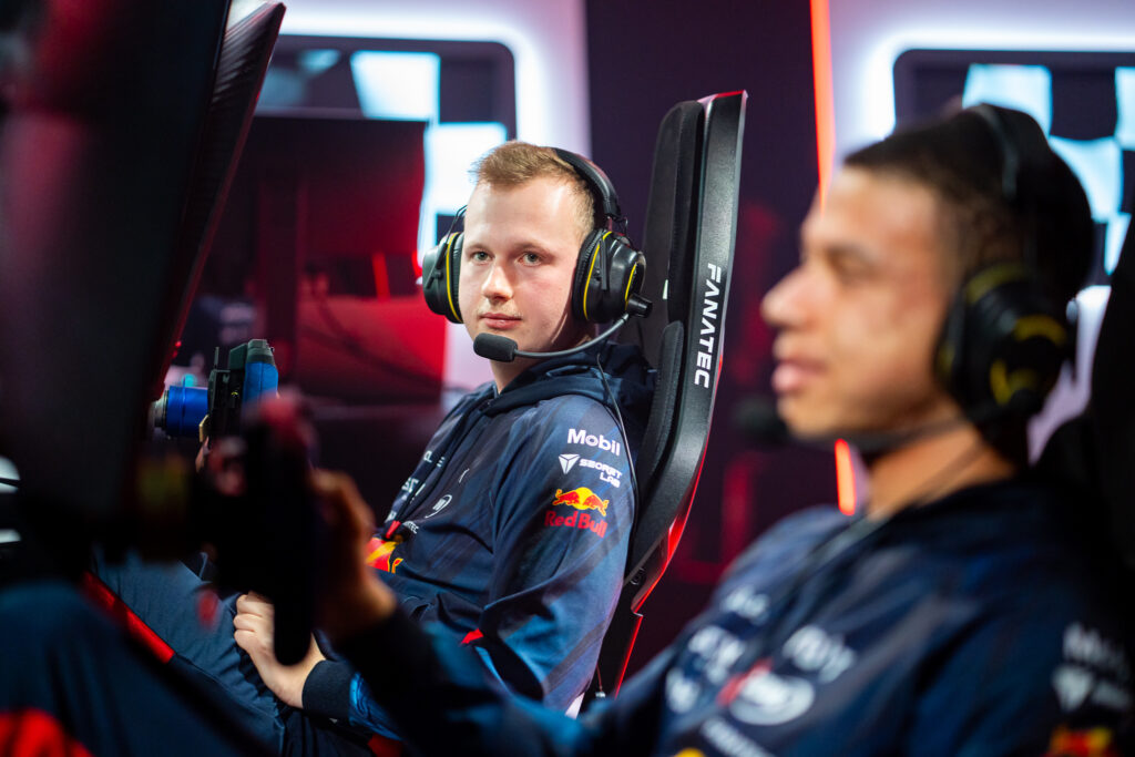 F1 Hoje - imagem do F1 Sim Racing com dois pilotos da red bull