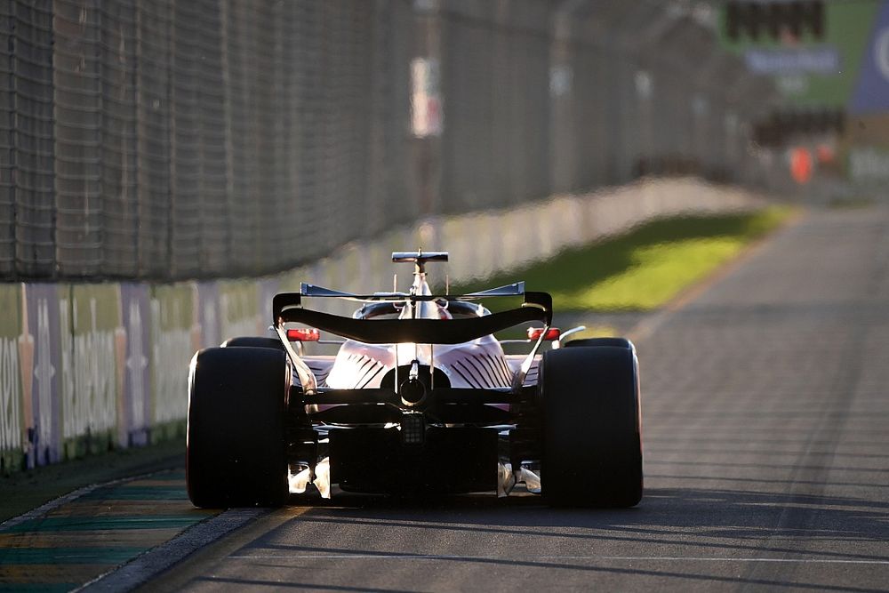 imagem traseira do carro de f1 mostrando o conceito do DRS. Imagem destacada de post do blog F1 Hoje