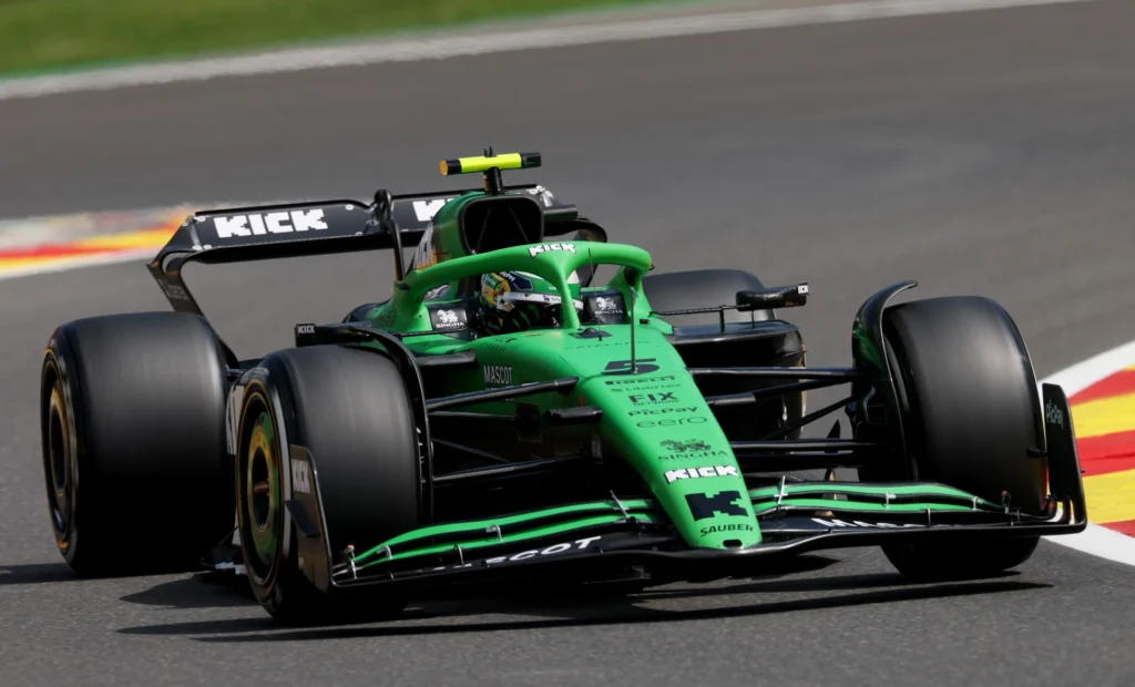 Análise f1 hoje: gabriel bortoleto na f1 hoje no gp da hungria guiando seu carro verde.