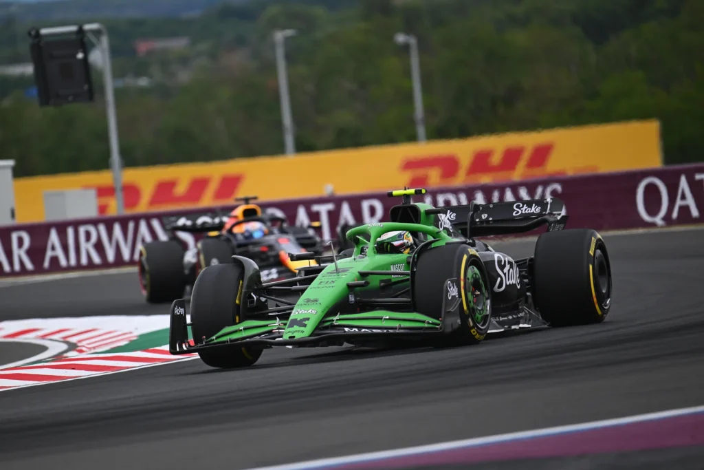 Carro verde de Fórmula 1, no Resultado GP da Hungria de 2025 ficou em 6 com bortoleto. Imagem de post do site F1 Hoje.